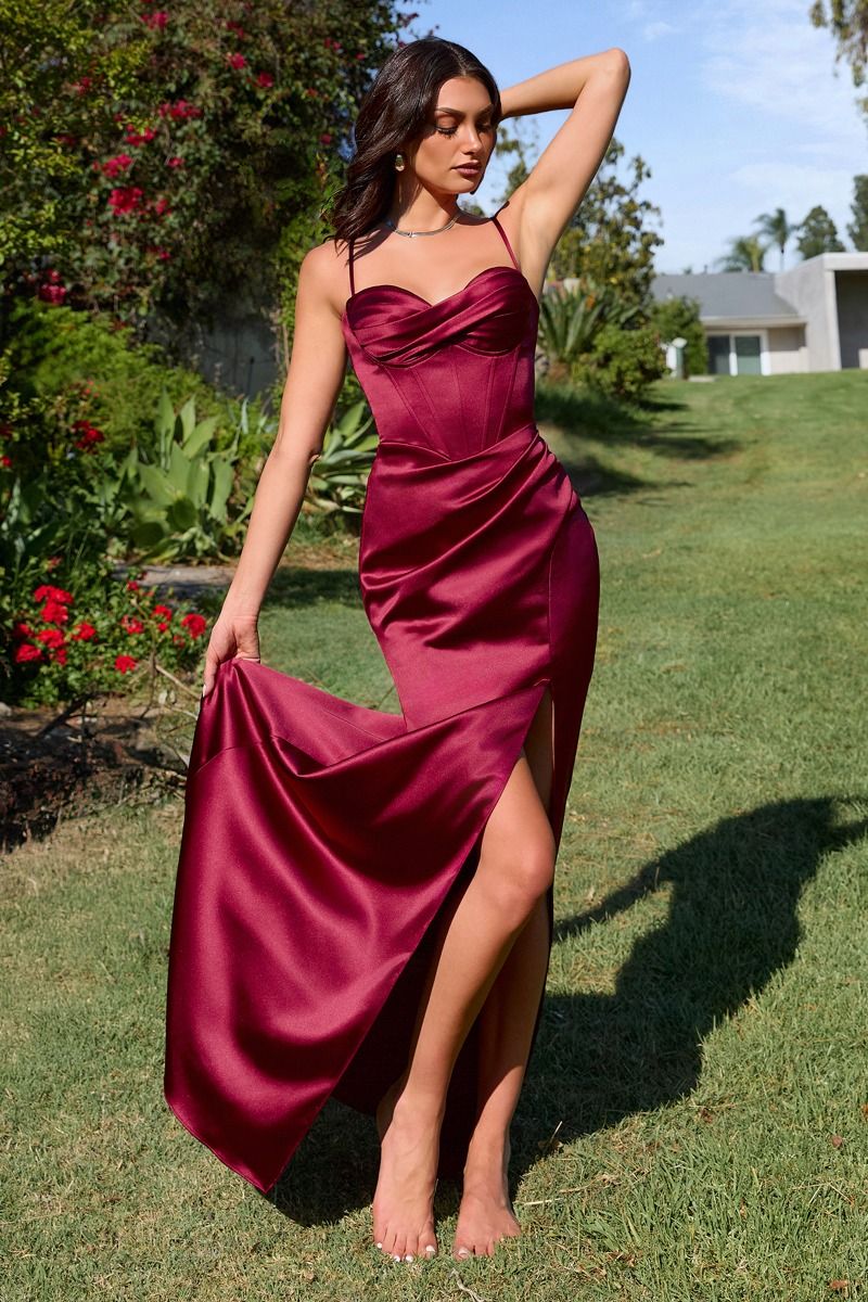 Fitted Dress With A Sweetheart Neckline And Thin Straps - The Savvy ShopperThe Savvy ShopperTux - USANightgownFitted Dress With A Sweetheart Neckline And Thin Straps